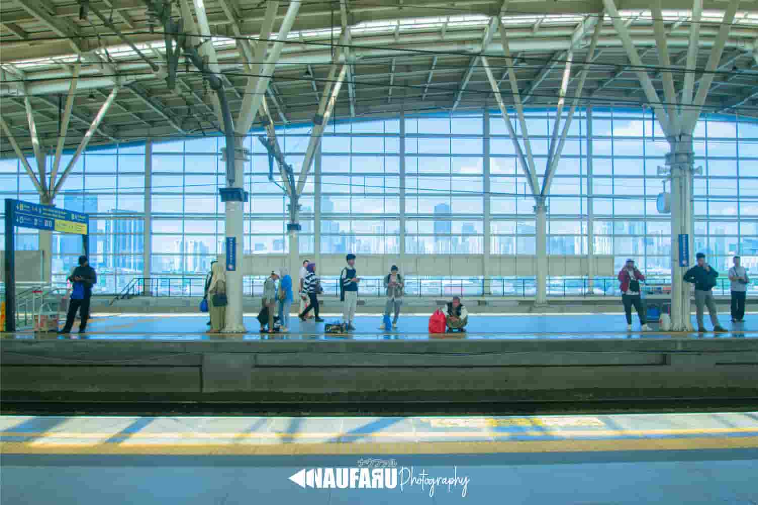 Fotografi suasana lintas kereta Manggarai Jakarta Kota saat momen lebaran oleh NaufaRu