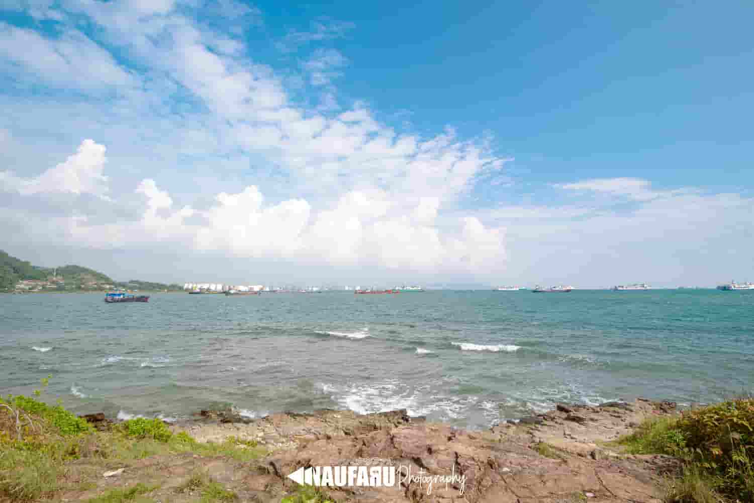 Fotografi alunan ombak di bibir pantai Pulau Merak Kecil oleh NaufaRu
