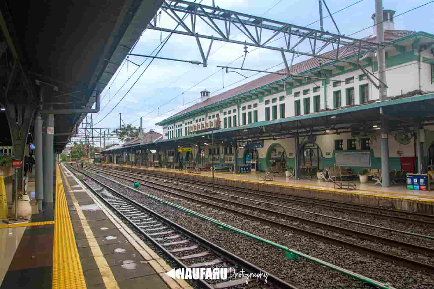 Fotografi suasana human interest dan peron di Stasiun Pasar Senen oleh NaufaRu