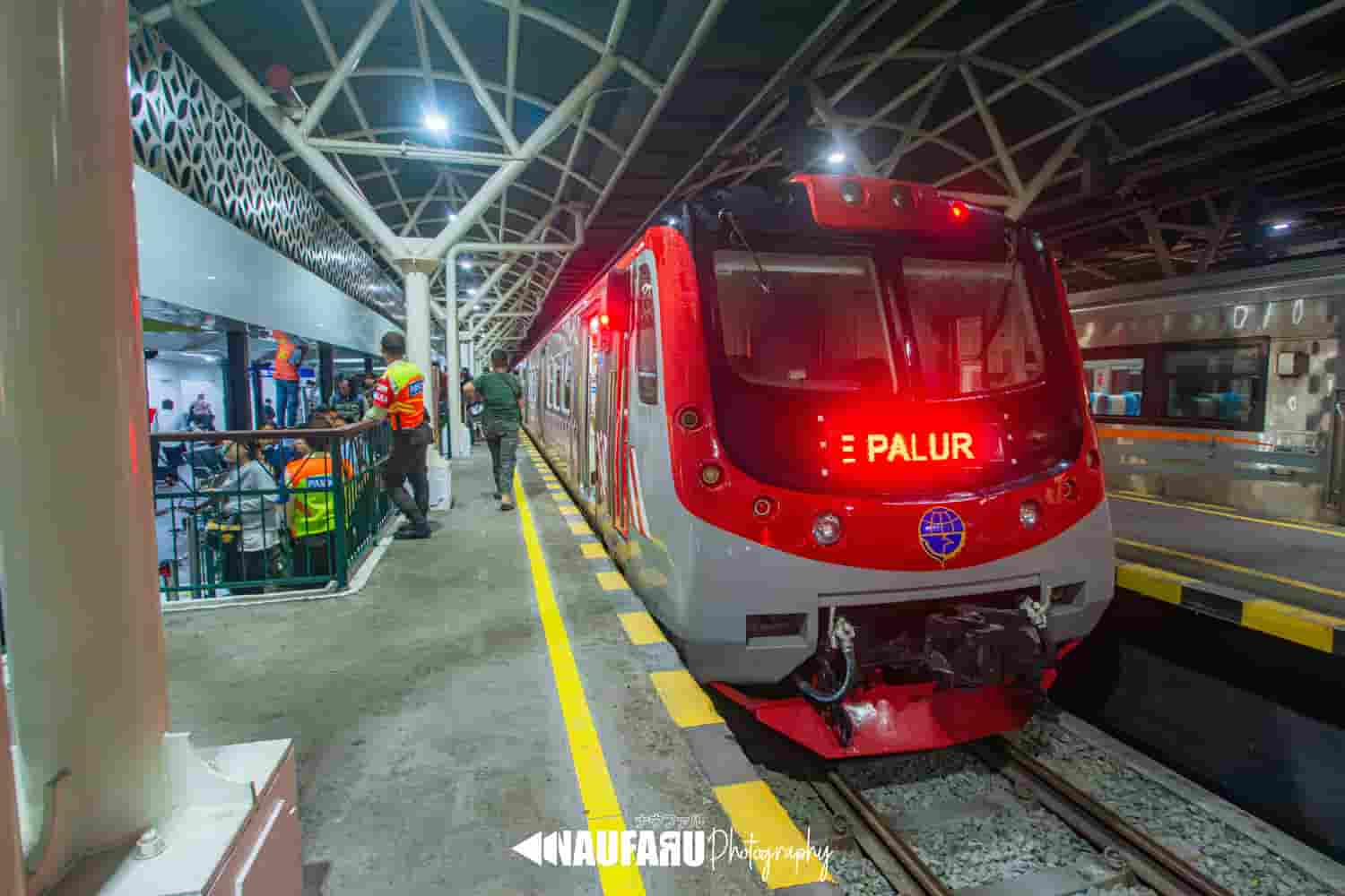 Fotografi suasana Stasiun Lempuyangan dan Tugu Yogyakarta oleh NaufaRu