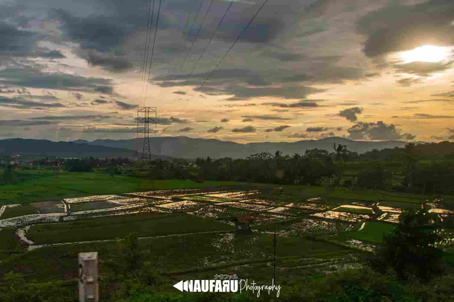 Fotografi senja dari jendela kereta oleh NaufaRu